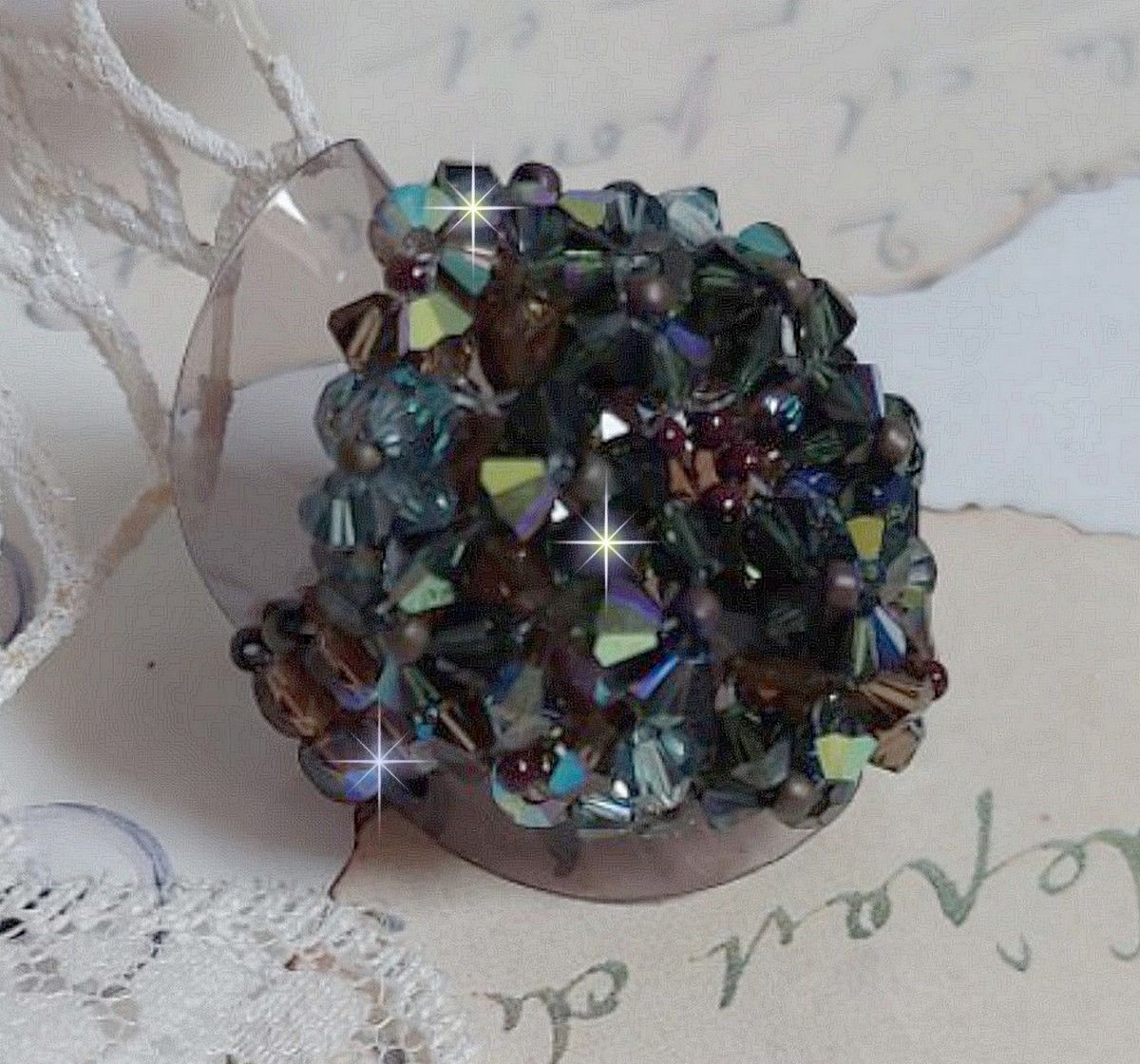 Lång brun Picasso-ring skapad med facetterad och bunched Swarovski-kristall i brun, indisk safir och turmalin i AB-kvalitet med pärlor.