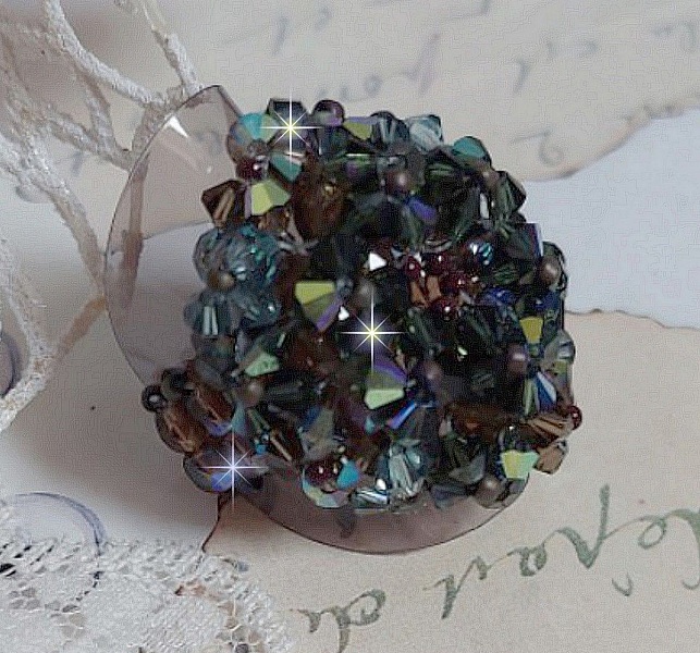 L&aring;ng brun Picasso-ring skapad med facetterad och bunched Swarovski-kristall i brun, indisk safir och turmalin i AB-kvalitet med p&auml;rlor.