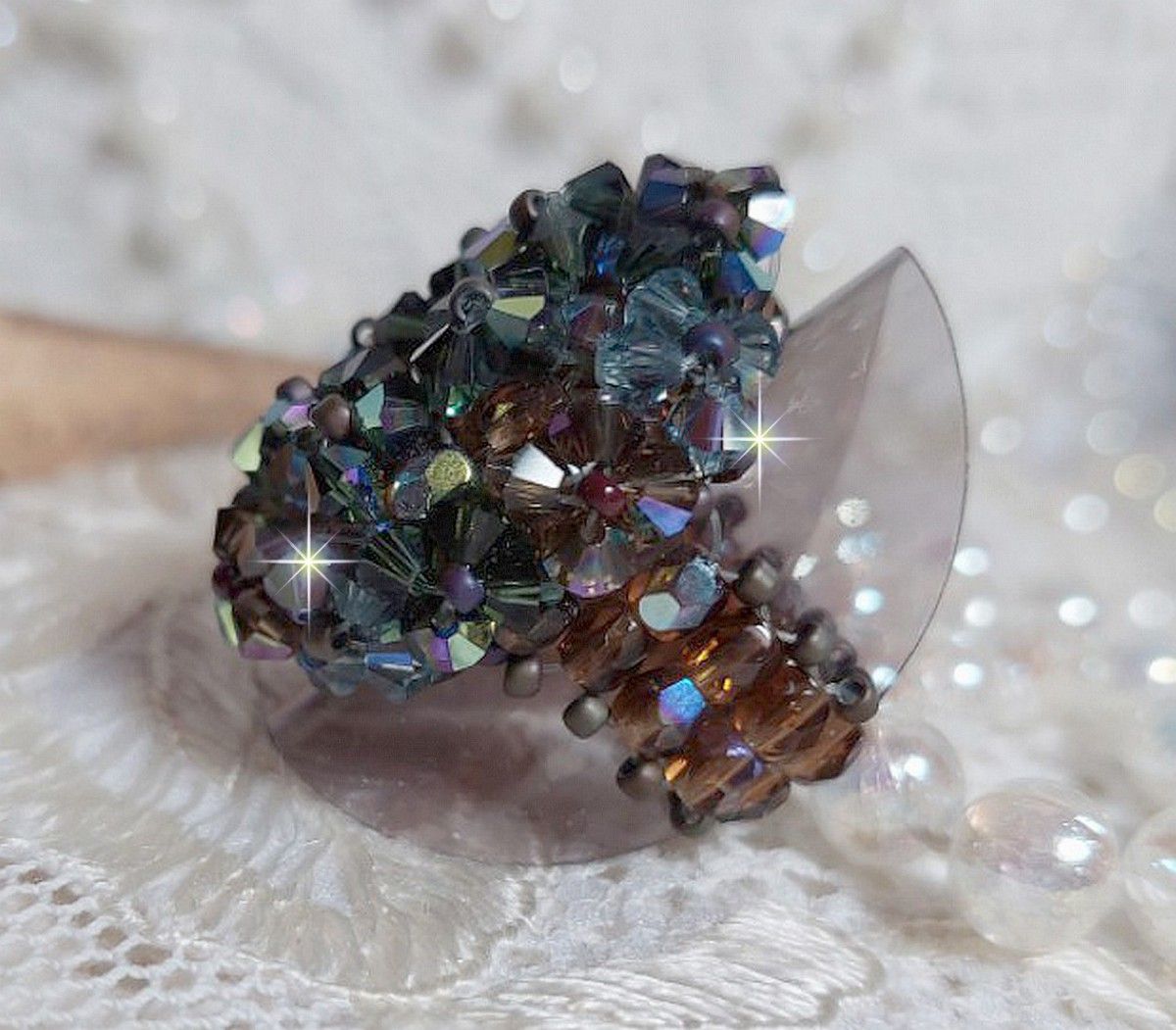 Lång brun Picasso-ring skapad med facetterad och bunched Swarovski-kristall i brun, indisk safir och turmalin i AB-kvalitet med pärlor.