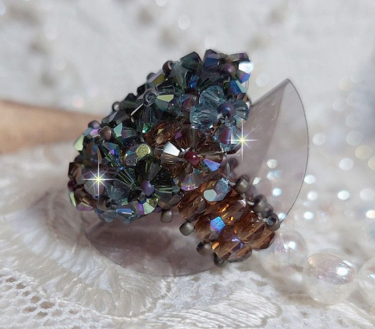 Lång brun Picasso-ring skapad med facetterad och bunched Swarovski-kristall i brun, indisk safir och turmalin i AB-kvalitet med pärlor.