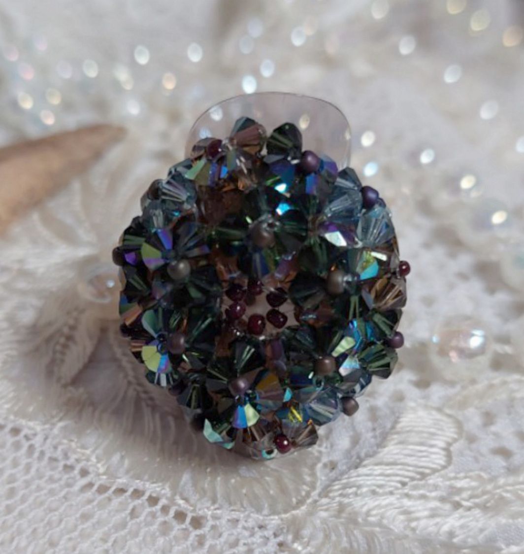 Lång brun Picasso-ring skapad med facetterad och bunched Swarovski-kristall i brun, indisk safir och turmalin i AB-kvalitet med pärlor.