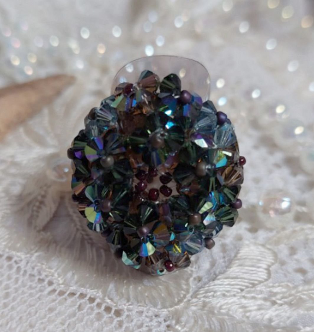 Lång brun Picasso-ring skapad med facetterad och bunched Swarovski-kristall i brun, indisk safir och turmalin i AB-kvalitet med pärlor.