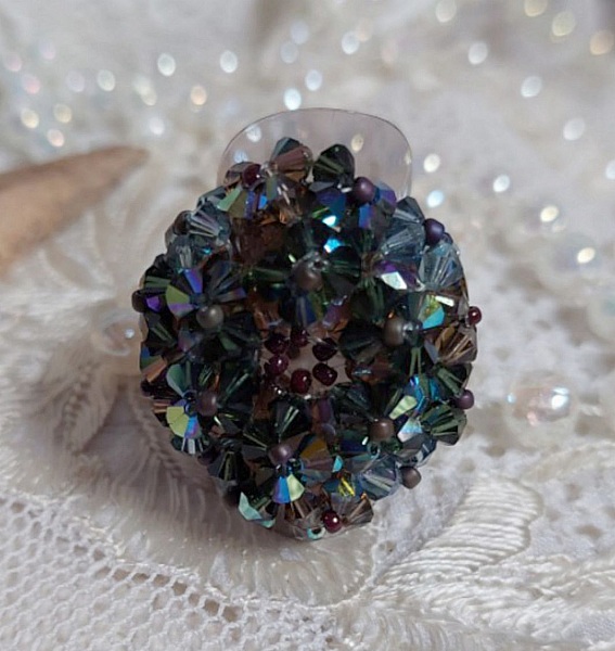 L&aring;ng brun Picasso-ring skapad med facetterad och bunched Swarovski-kristall i brun, indisk safir och turmalin i AB-kvalitet med p&auml;rlor.