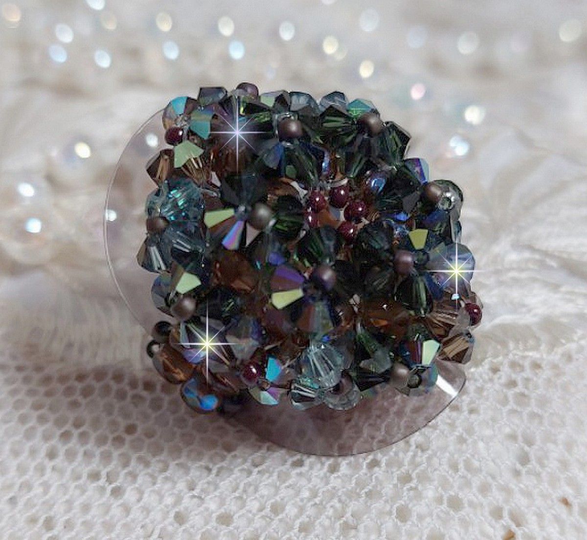 Lång brun Picasso-ring skapad med facetterad och bunched Swarovski-kristall i brun, indisk safir och turmalin i AB-kvalitet med pärlor.