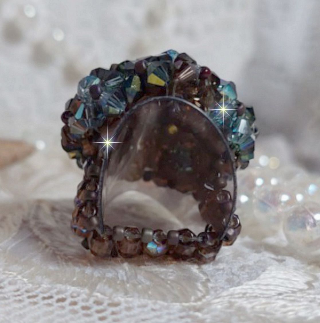 Lång brun Picasso-ring skapad med facetterad och bunched Swarovski-kristall i brun, indisk safir och turmalin i AB-kvalitet med pärlor.