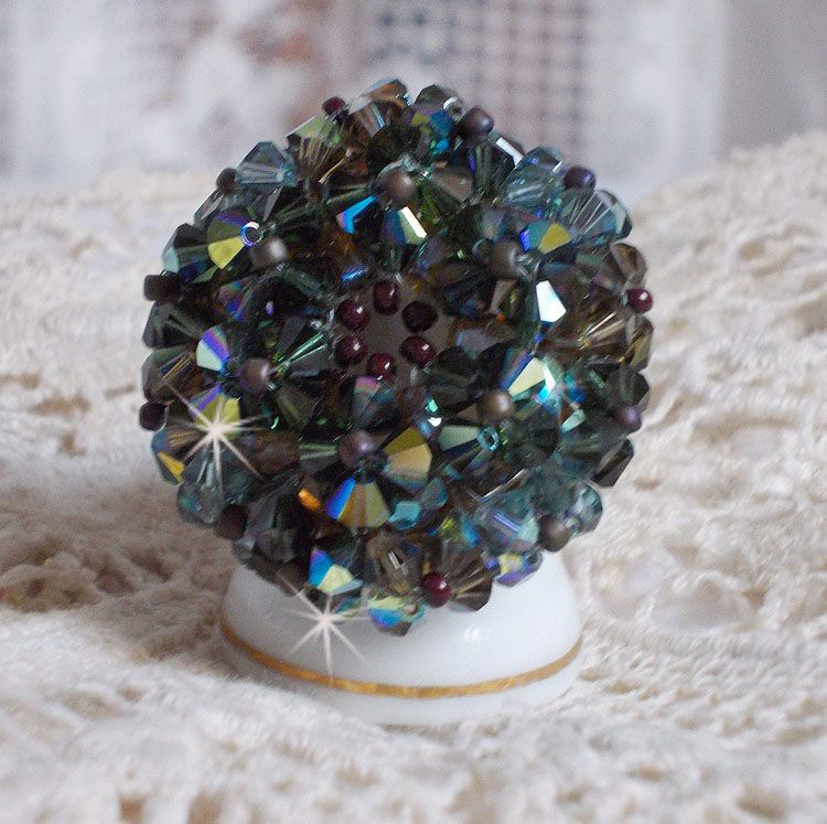 Lång brun Picasso-ring skapad med facetterad och bunched Swarovski-kristall i brun, indisk safir och turmalin i AB-kvalitet med pärlor.