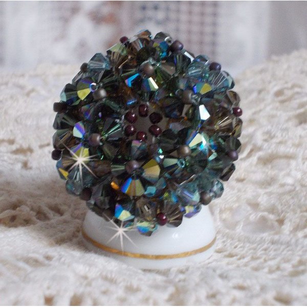 Lång brun Picasso-ring skapad med facetterad och bunched Swarovski-kristall i brun, indisk safir och turmalin i AB-kvalitet med pärlor.