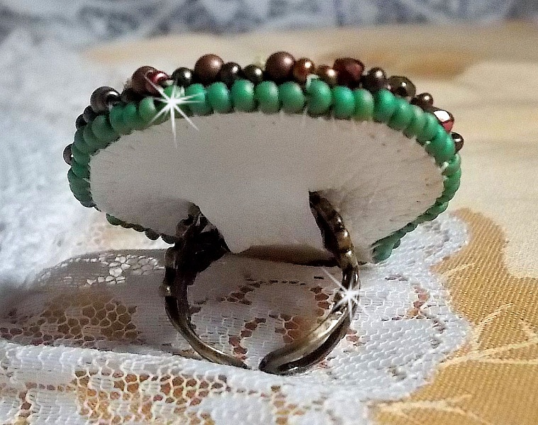 Venetiansk m&aring;nring broderad med kameleonf&auml;rgat sidenband, Swarovskikristaller, olika p&auml;rlor och fr&ouml;p&auml;rlor.