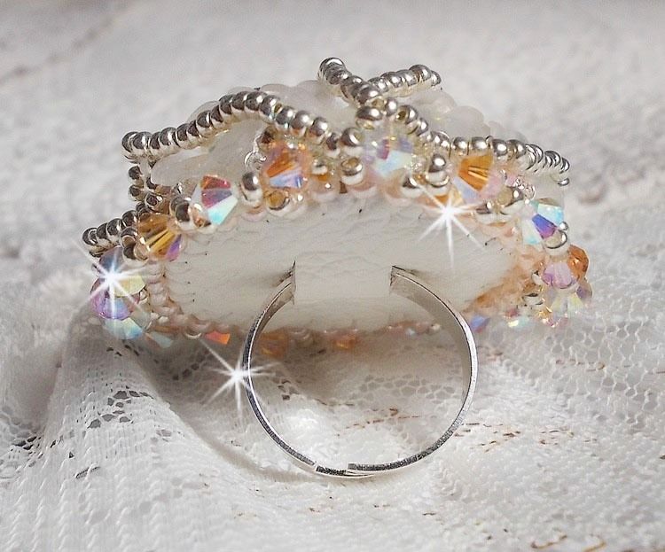Bouquet d'un Jour ring broderad med lucit liljor, Swarovski kristall snurrande toppar, en pärlemor cabochon med Silver och Salmon frö pärlor