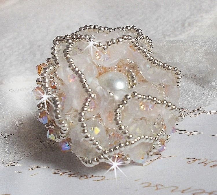 Bouquet d'un Jour ring broderad med lucit liljor, Swarovski kristall snurrande toppar, en pärlemor cabochon med Silver och Salmon frö pärlor