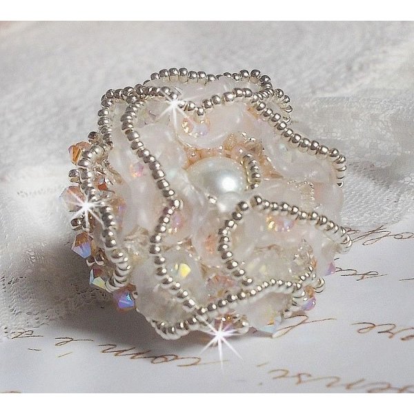 Bouquet d'un Jour ring broderad med lucit liljor, Swarovski kristall snurrande toppar, en pärlemor cabochon med Silver och Salmon frö pärlor