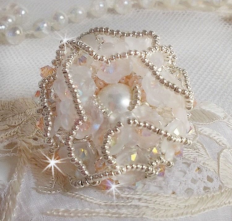 Bouquet d'un Jour ring broderad med lucit liljor, Swarovski kristall snurrande toppar, en pärlemor cabochon med Silver och Salmon frö pärlor