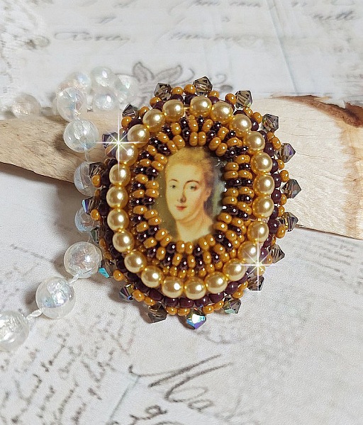 Mme de Pompadour ring broderad med p&auml;rlor, Swarovski kristall, en mycket vacker f&ouml;rf&ouml;relse