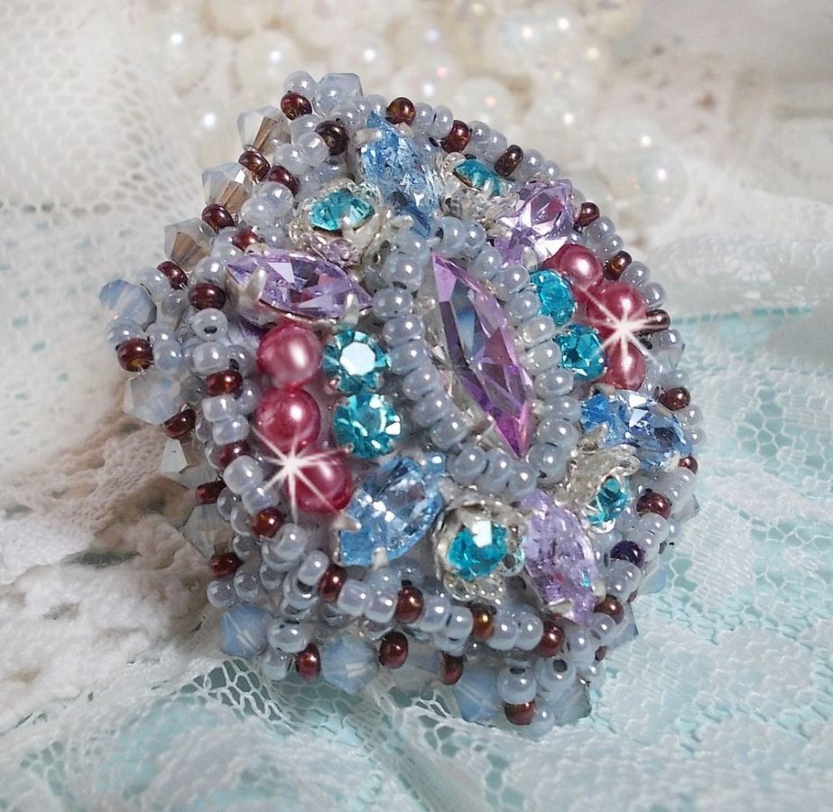 Mademoiselle Bluse ring broderad med Swarovski-kristaller och vackra pärlor av hög kvalitet.