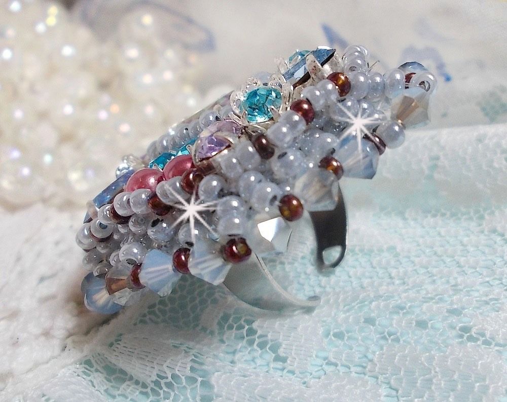 Mademoiselle Bluse ring broderad med Swarovski-kristaller och vackra pärlor av hög kvalitet.