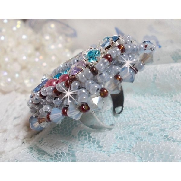 Mademoiselle Bluse ring broderad med Swarovski-kristaller och vackra pärlor av hög kvalitet.