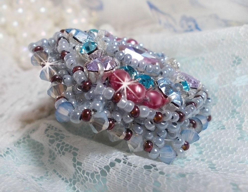 Mademoiselle Bluse ring broderad med Swarovski-kristaller och vackra pärlor av hög kvalitet.