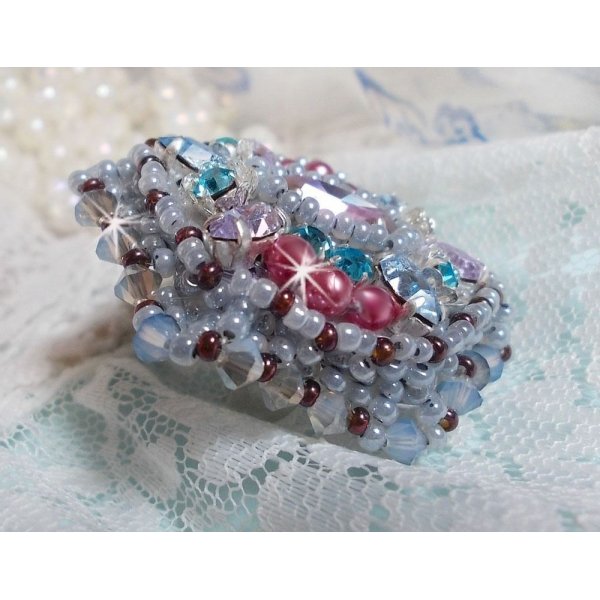 Mademoiselle Bluse ring broderad med Swarovski-kristaller och vackra pärlor av hög kvalitet.
