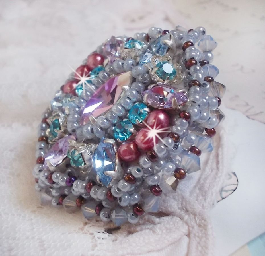 Mademoiselle Bluse ring broderad med Swarovski-kristaller och vackra pärlor av hög kvalitet.