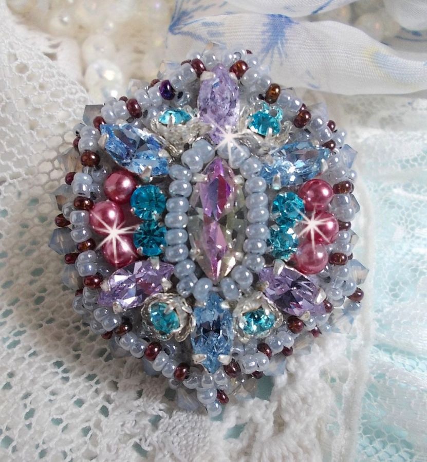 Mademoiselle Bluse ring broderad med Swarovski-kristaller och vackra pärlor av hög kvalitet.
