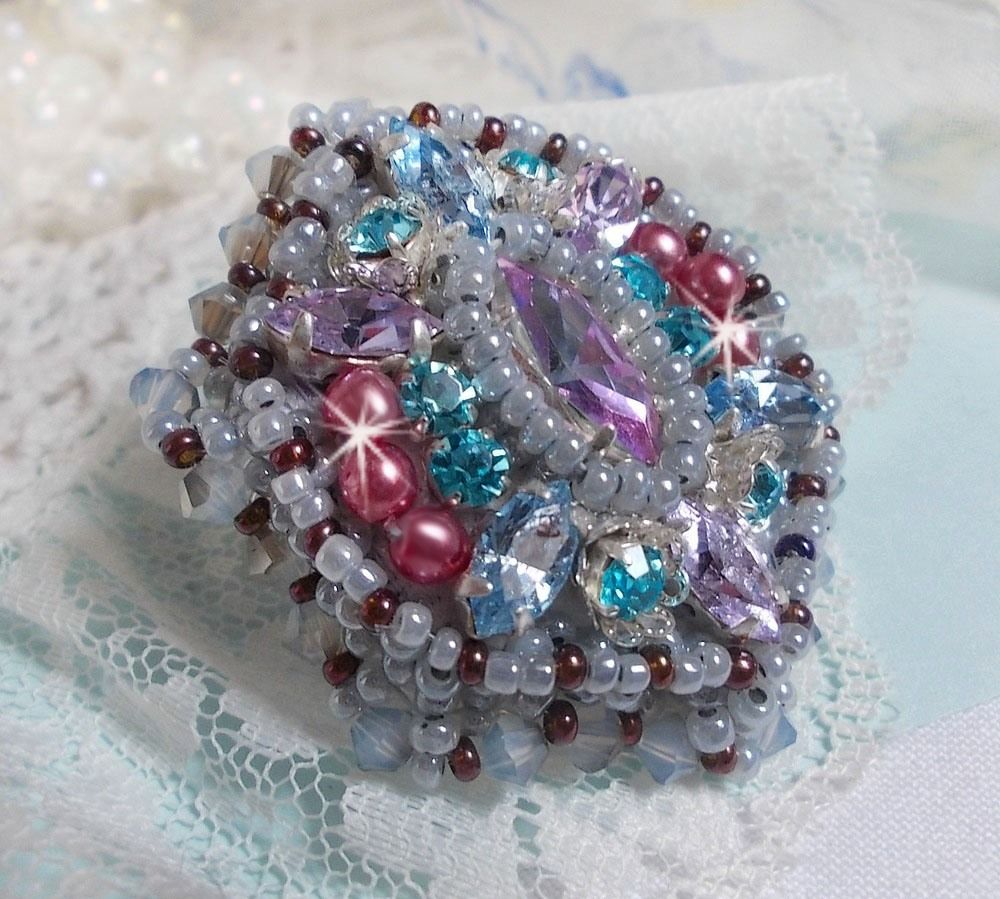 Mademoiselle Bluse ring broderad med Swarovski-kristaller och vackra pärlor av hög kvalitet.