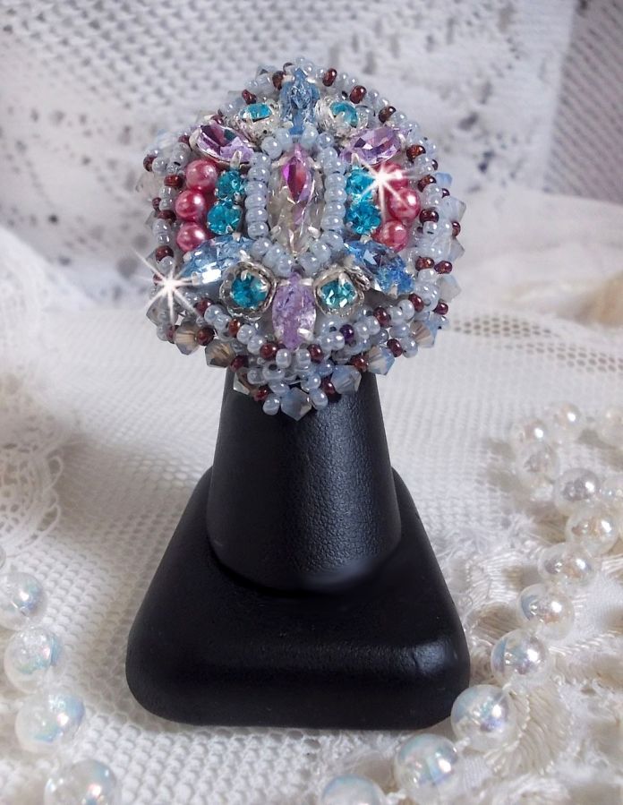 Mademoiselle Bluse ring broderad med Swarovski-kristaller och vackra pärlor av hög kvalitet.