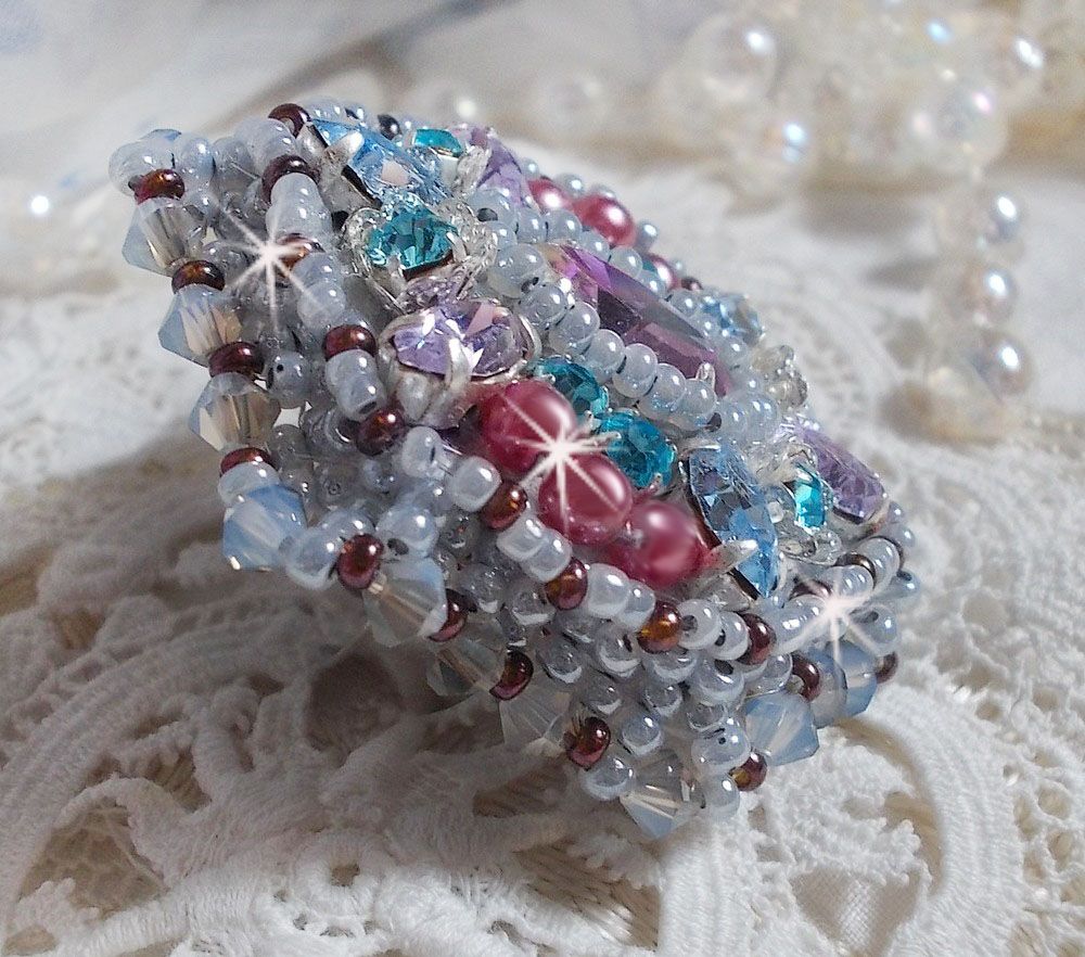 Mademoiselle Bluse ring broderad med Swarovski-kristaller och vackra pärlor av hög kvalitet.