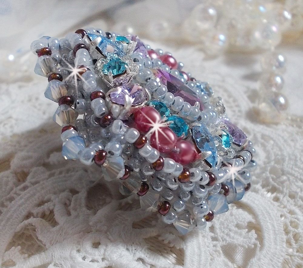 Mademoiselle Bluse ring broderad med Swarovski-kristaller och vackra pärlor av hög kvalitet.