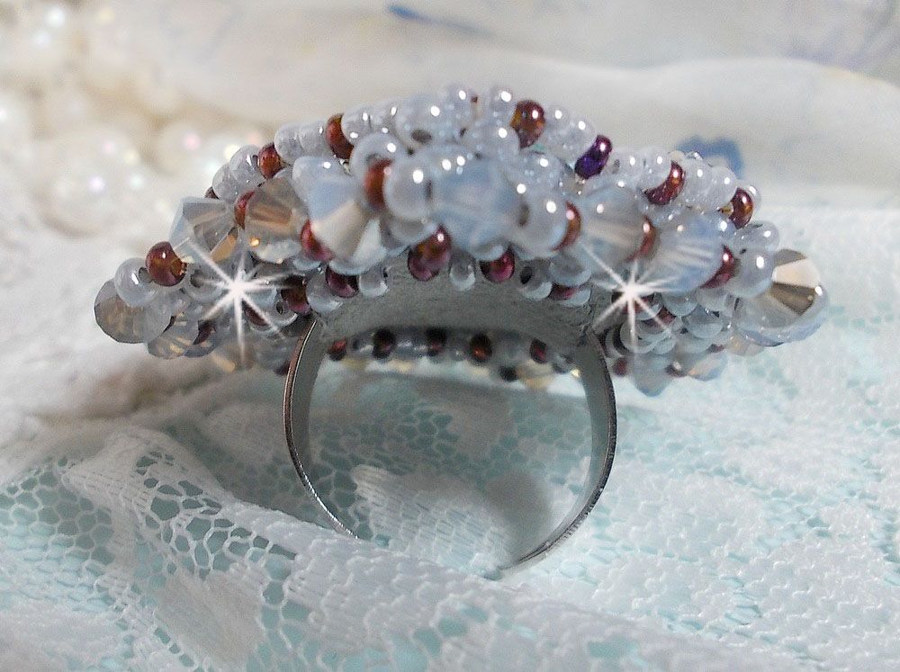 Mademoiselle Bluse ring broderad med Swarovski-kristaller och vackra pärlor av hög kvalitet.