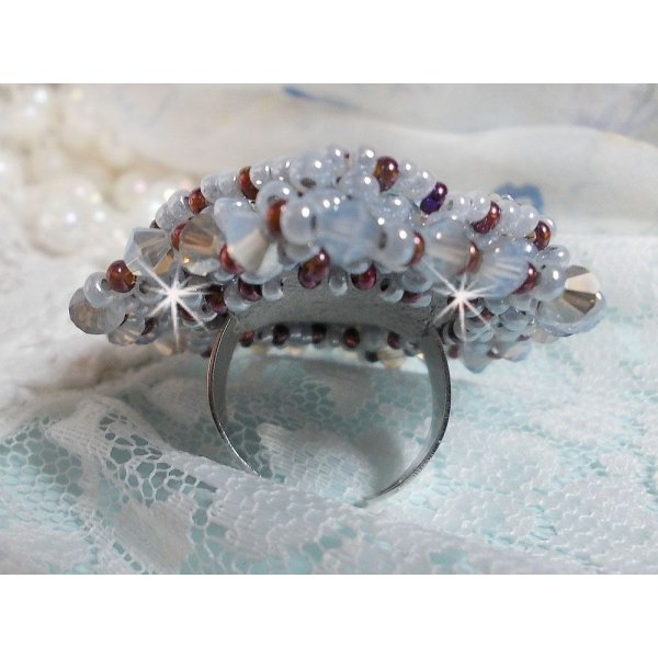 Mademoiselle Bluse ring broderad med Swarovski-kristaller och vackra pärlor av hög kvalitet.