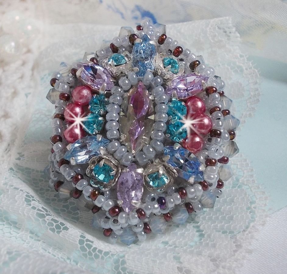 Mademoiselle Bluse ring broderad med Swarovski-kristaller och vackra pärlor av hög kvalitet.