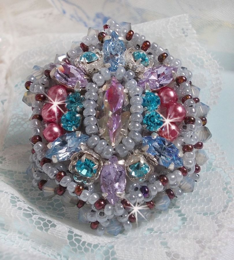 Mademoiselle Bluse ring broderad med Swarovski-kristaller och vackra pärlor av hög kvalitet.
