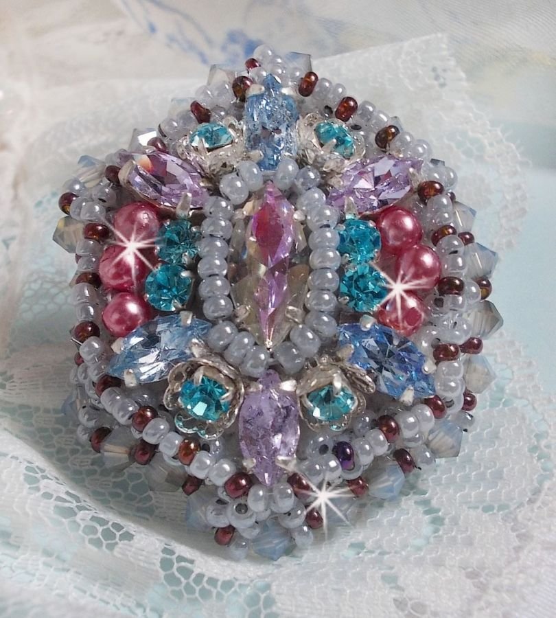 Mademoiselle Bluse ring broderad med Swarovski-kristaller och vackra pärlor av hög kvalitet.