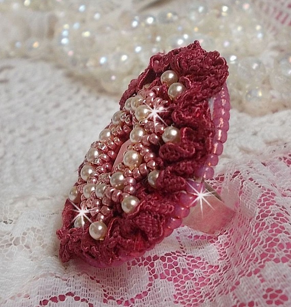 Bague Magnolia brod&eacute;e avec une dentelle bordeaux, un cabochon facett&eacute; Rose et des perles nacr&eacute;es