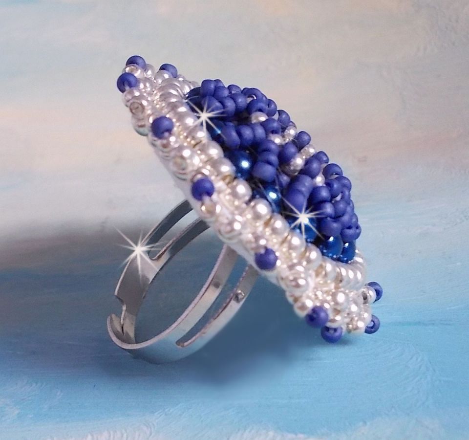 Marinblå ring broderad med Swarovskikristall, runda pärlor och Miyuki fröpärlor.