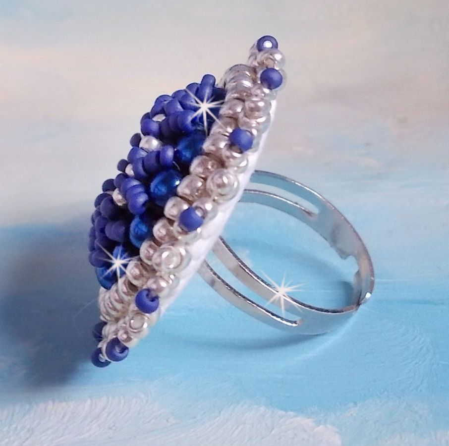 Marinblå ring broderad med Swarovskikristall, runda pärlor och Miyuki fröpärlor.