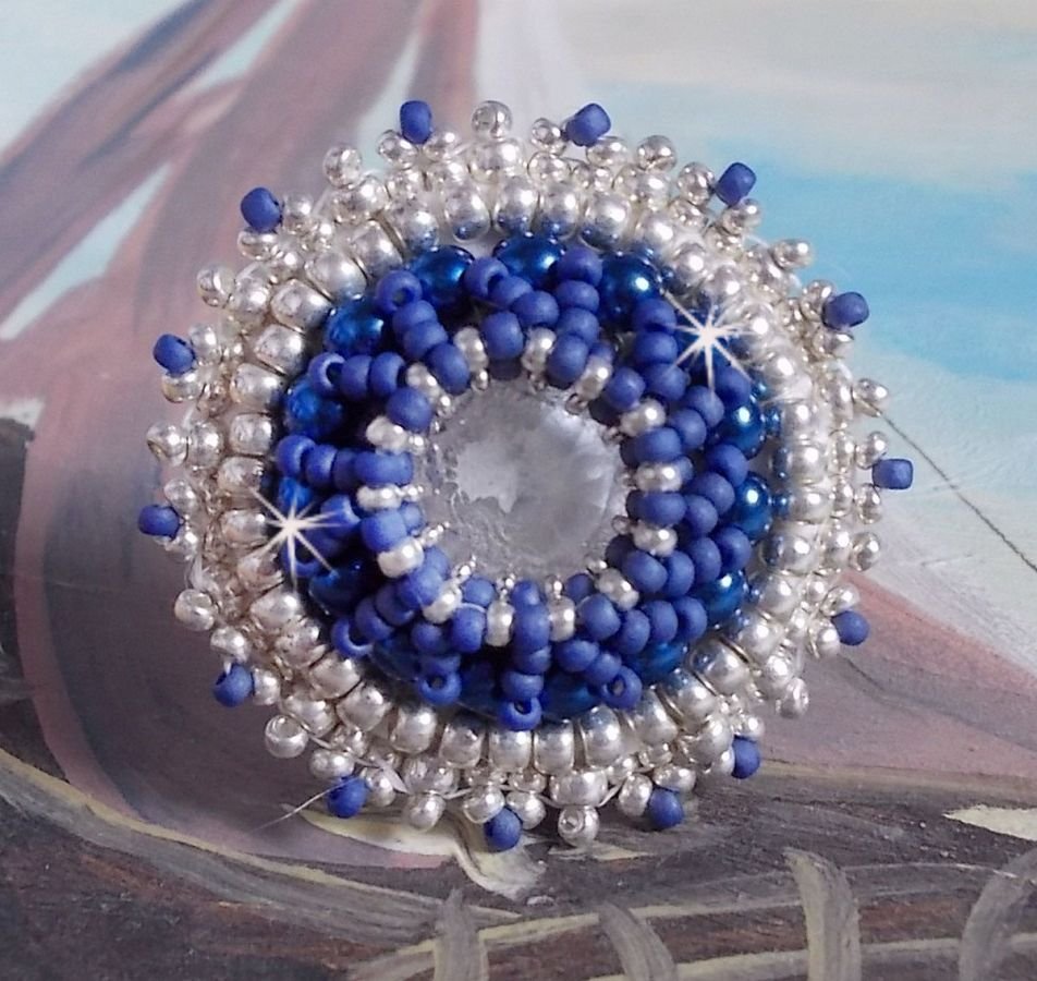 Marinblå ring broderad med Swarovskikristall, runda pärlor och Miyuki fröpärlor.