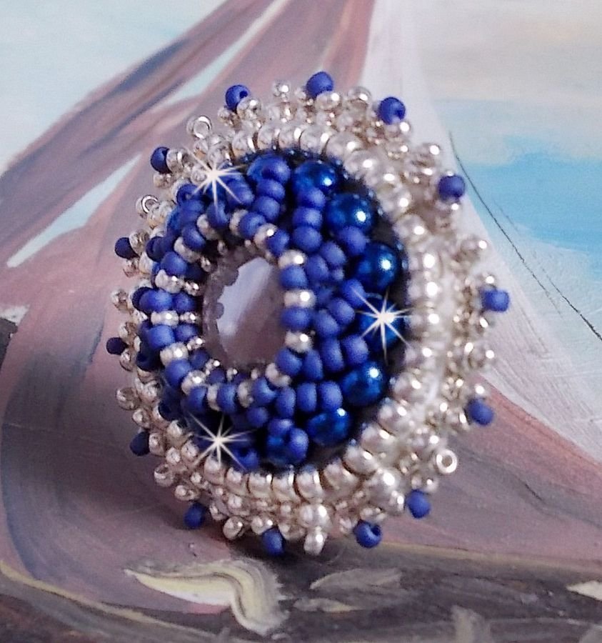 Marinblå ring broderad med Swarovskikristall, runda pärlor och Miyuki fröpärlor.