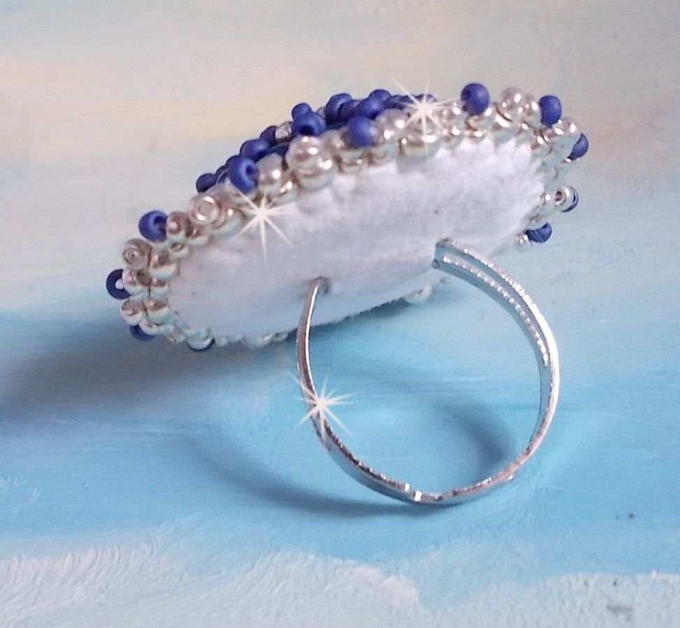 Marinblå ring broderad med Swarovskikristall, runda pärlor och Miyuki fröpärlor.