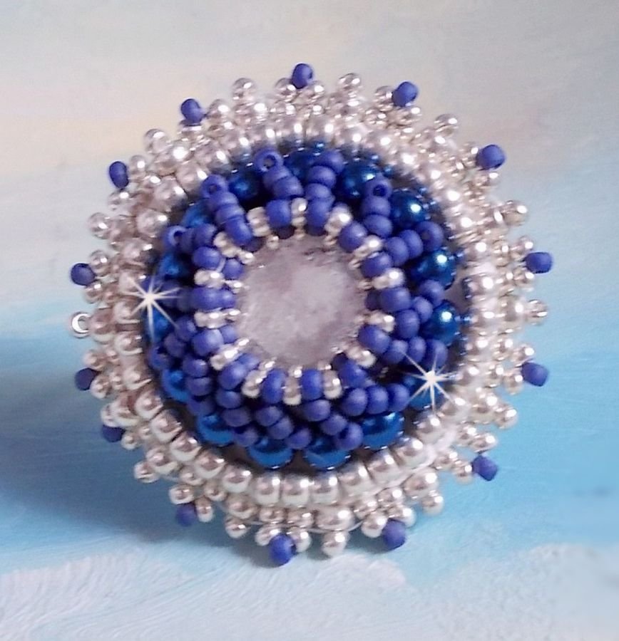 Marinblå ring broderad med Swarovskikristall, runda pärlor och Miyuki fröpärlor.