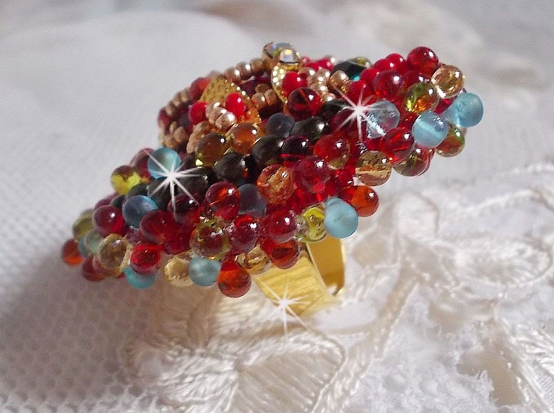 Mia ring broderad med en barock Vintage asiatisk rubin cabochon och mycket fina p&auml;rlor.