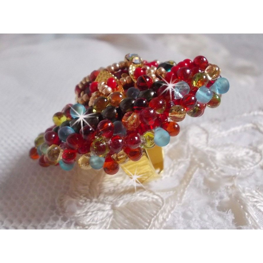 Mia ring broderad med en barock Vintage asiatisk rubin cabochon och mycket fina pärlor.