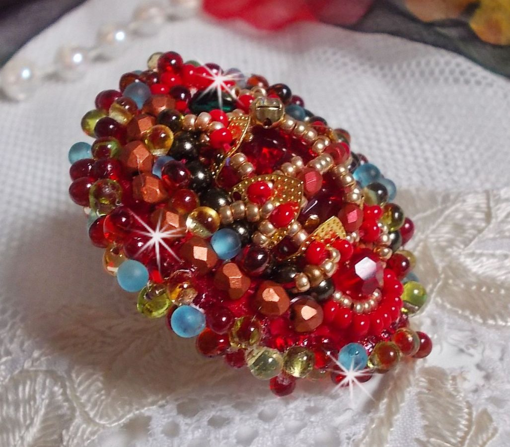 Mia ring broderad med en barock Vintage asiatisk rubin cabochon och mycket fina pärlor.