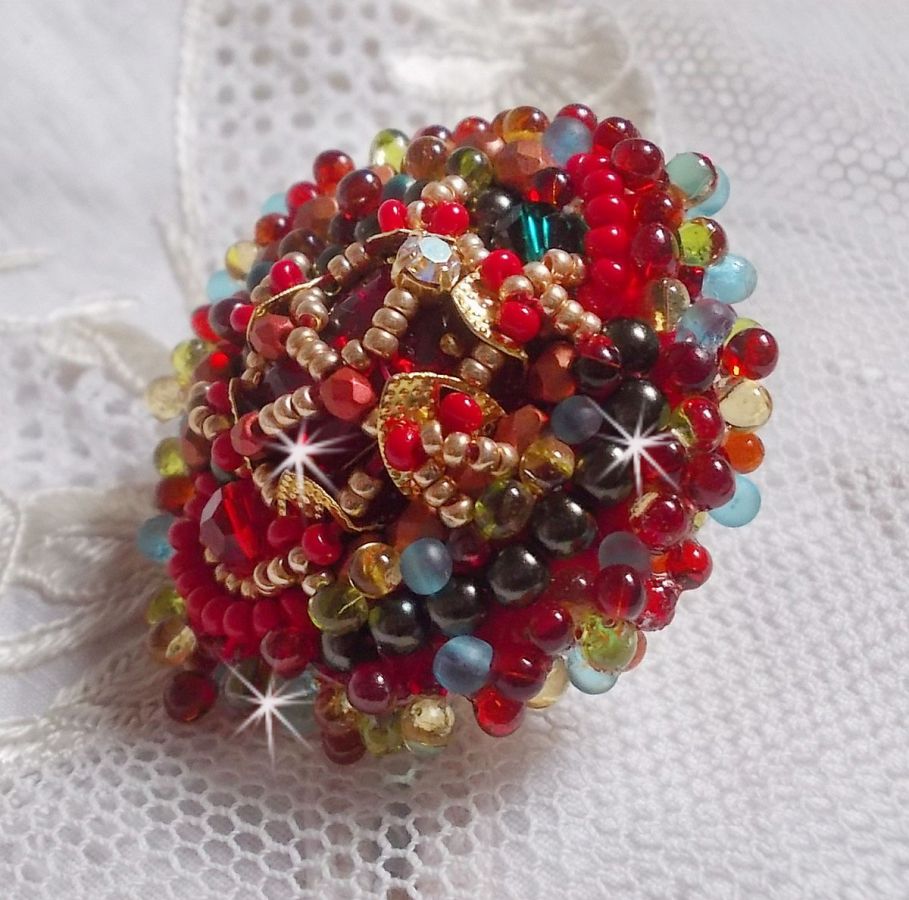 Mia ring broderad med en barock Vintage asiatisk rubin cabochon och mycket fina pärlor.