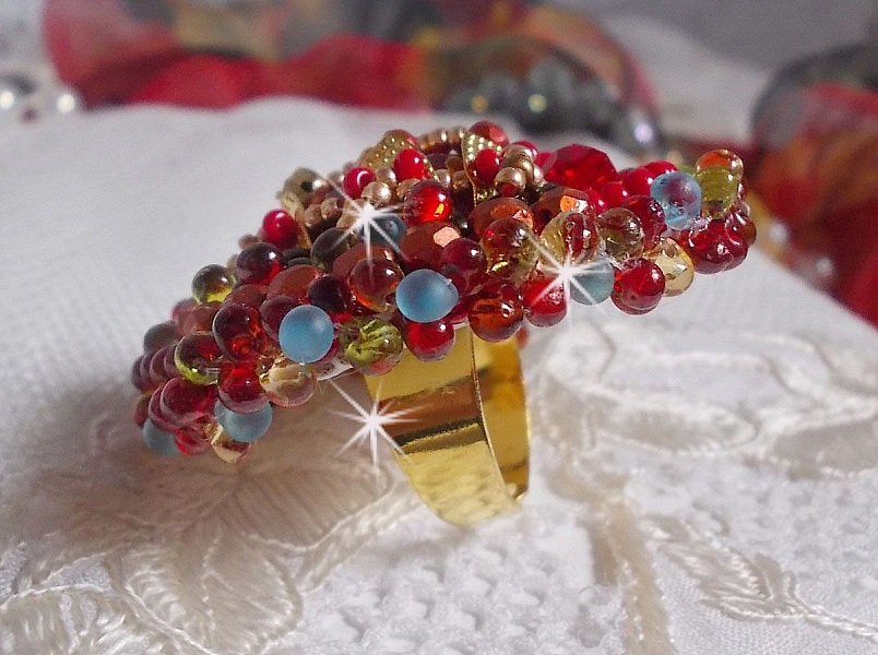 Mia ring broderad med en barock Vintage asiatisk rubin cabochon och mycket fina p&auml;rlor.