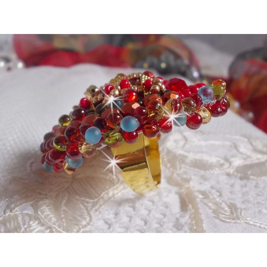 Mia ring broderad med en barock Vintage asiatisk rubin cabochon och mycket fina pärlor.
