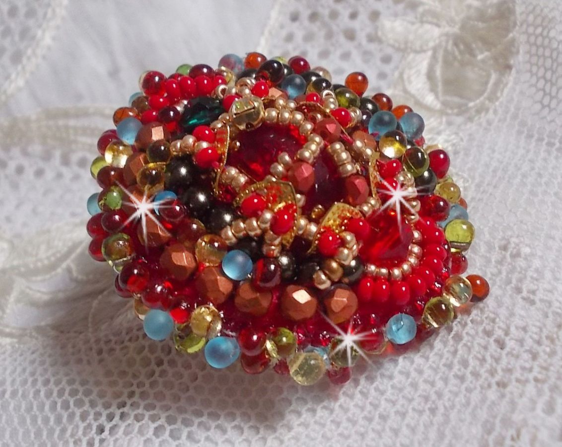 Mia ring broderad med en barock Vintage asiatisk rubin cabochon och mycket fina pärlor.