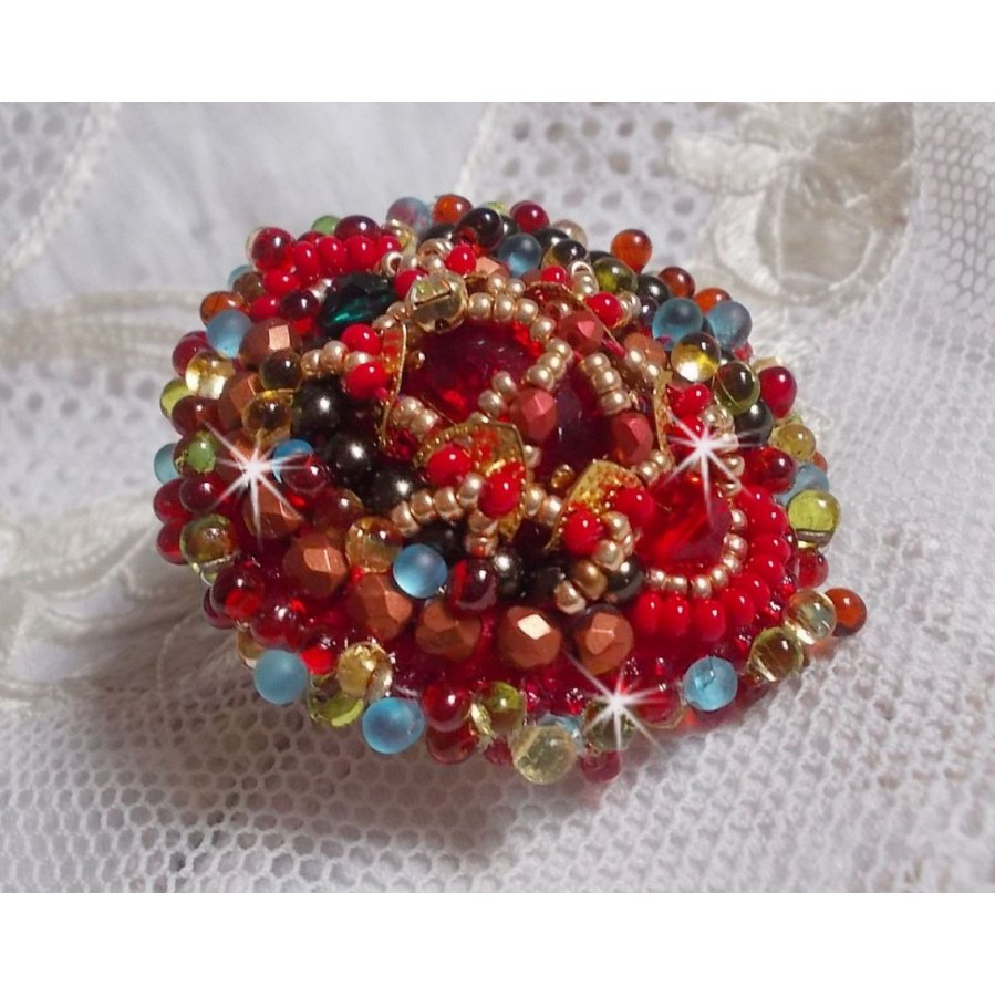 Mia ring broderad med en barock Vintage asiatisk rubin cabochon och mycket fina pärlor.