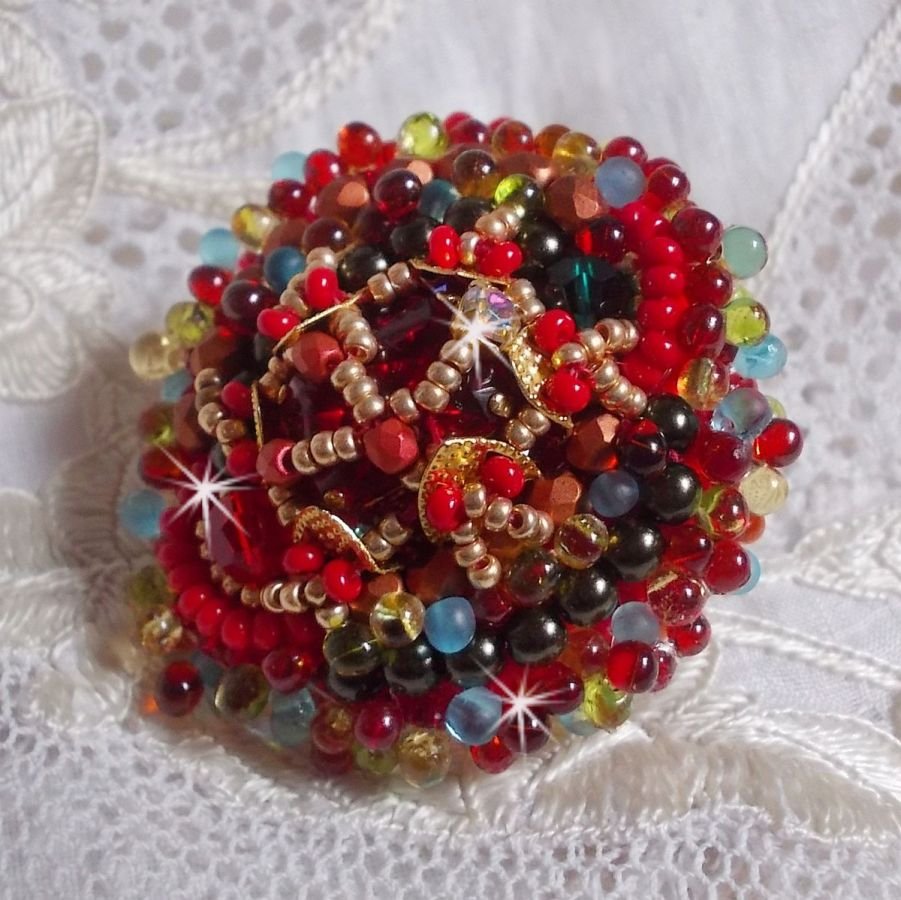 Mia ring broderad med en barock Vintage asiatisk rubin cabochon och mycket fina pärlor.