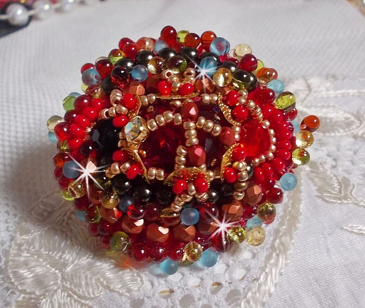 Mia ring broderad med en barock Vintage asiatisk rubin cabochon och mycket fina p&auml;rlor.